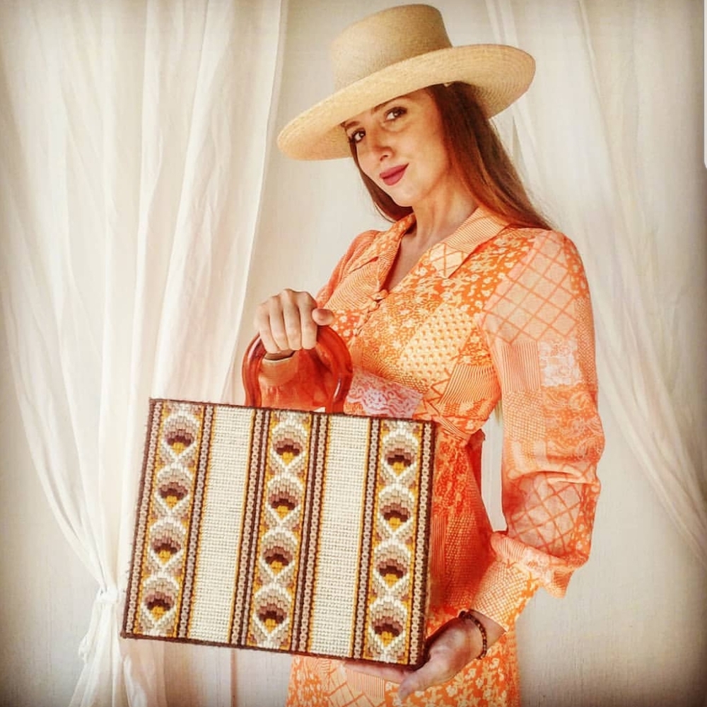 Vintage 70's Needlepoint Tote!🦋